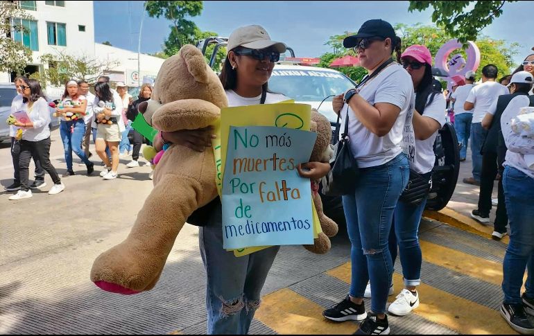 En Oaxaca algunos asistentes llevaron osos de peluche para los niños que sufren la falta de medicamentos. ESPECIAL