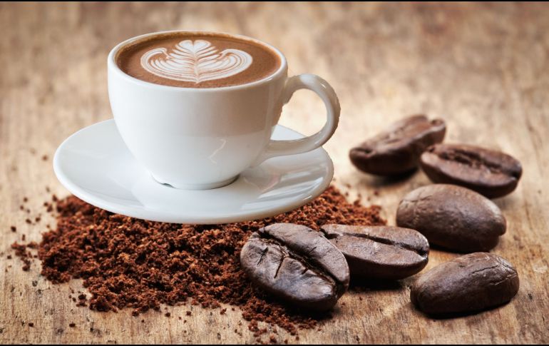 El café puede ser un aliado para mantenerse alerta, pero no sustituye al descanso ni a una buena nutrición. Más que generarnos energía, simplemente bloquea las señales de cansancio, dándonos la ilusión de estar más activos de lo que realmente estamos. CANVA