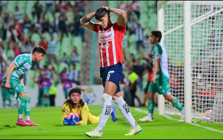 Aunque el Club Deportivo Guadalajara contó con ventaja numérica tras la expulsión de Haret Ortega, no consiguió darle la vuelta al marcador y acabaron derrotados en el TSM Corona por 1-0 ante Santos. IMAGO7