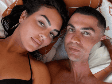 En la foto se puede ver la mano de Rodríguez con el enorme diamante que ahora usa en su dedo anular, símbolo del amor que tiene el futbolista hacia ella. ESPECIAL/ INSTAGRAM/ georginagio