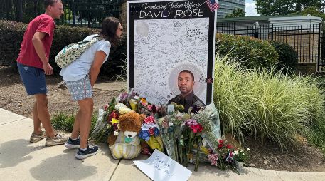 Memorial en honor al policía fallecido en el tiroteo de la sede de los Centros para el Control y la Prevención de Enfermedades de Atlanta. AP
