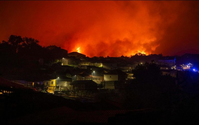 Vista de la aldea de As Chás, Oímbra (Ourense), durante el incendio forestal que permanece activo este martes por la noche. EFE/Brais Lorenzo