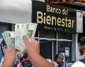 Todo pago de la Pensión Bienestar para adultos mayores se debe retirar después de que se les deposite, según la fecha del calendario oficial. ESPECIAL / EL INFORMADOR y CANVA
