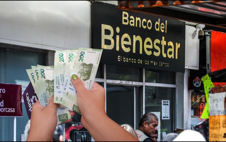 Todo pago de la Pensión Bienestar para adultos mayores se debe retirar después de que se les deposite, según la fecha del calendario oficial. ESPECIAL / EL INFORMADOR y CANVA