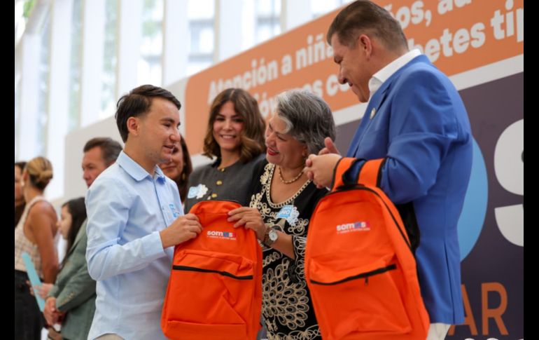 Pablo Lemus destacó que la entrega de estos kits mejorará la calidad de vida y la situación económica de los pacientes. EL INFORMADOR/H.NAVARRO