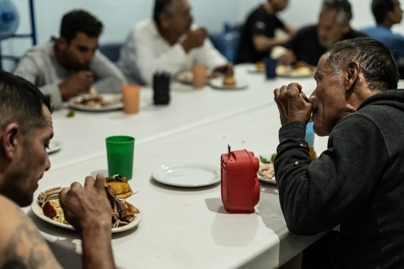 Los hombres del refugio durante la hora de la cena. Mousse de queso. Foto: Roberto Antillón