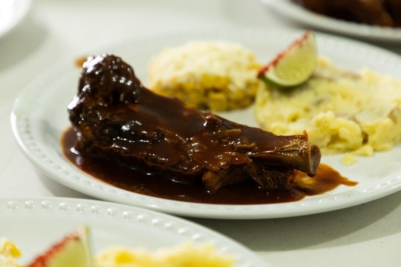 Costilla gigante con salsa. Foto: Roberto Antillón