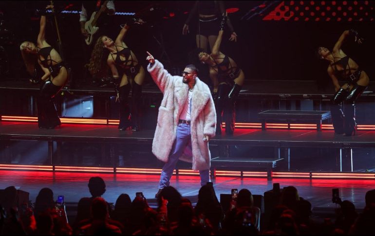 “Borro Cassette”, la canción que lo consolidó en México, abrió la noche. EL INFORMADOR/H.FIGUEROA