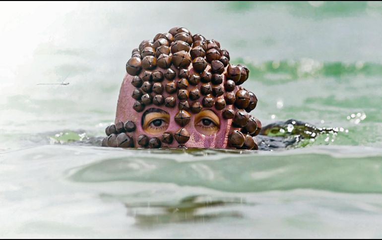 “Bocas indomables”, de Kiyo Gutiérrez, explora la memoria hídrica, la resistencia y las relaciones entre cuerpos humanos y ecosistemas acuáticos. CORTESÍA