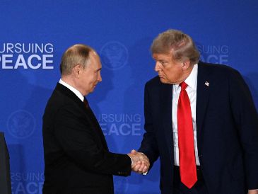 Vladímir Putin regresó hoy de su cumbre con el presidente estadounidense Donald Trump en Alaska, donde fue recibido con alfombra roja. AFP / D. Angerer