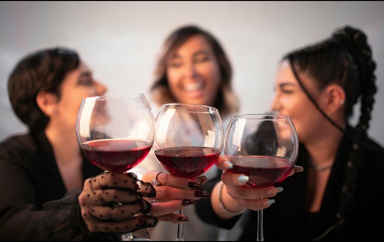 Disfrutar un buen vino en casa se ha convertido en un plan ideal para compartir momentos con la familia. UNSPLASH/  M. zahedbeigi