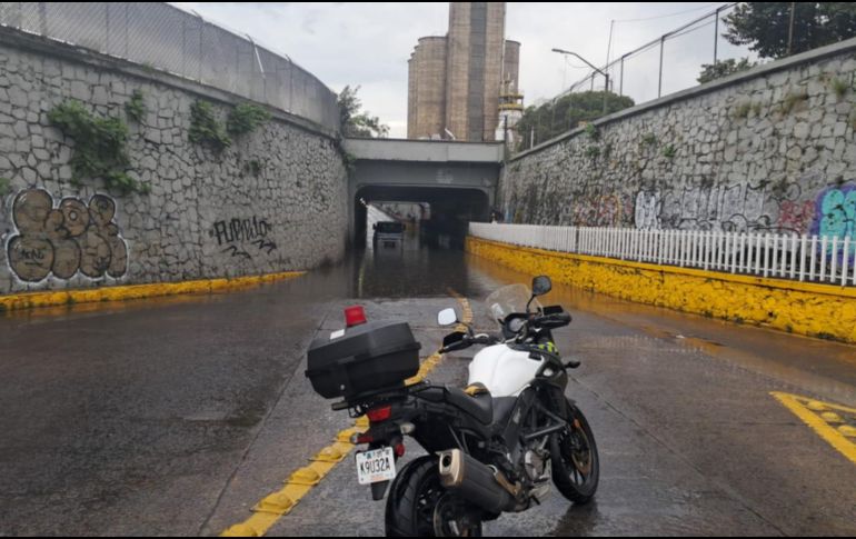 Por inundación, se encuentra cerrado a la circulación vehicular el paso a desnivel de av. Washington y calle Roble. ESPECIAL/Policía Vial