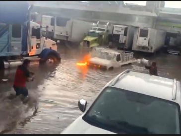 De acuerdo con la Unión de Comerciantes del Mercado de Abastos, la calle Chicalote es la que siempre registra grandes inundaciones. ESPECIAL / Facebook / Cosas del mercado gdl
