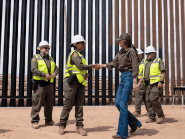 La nueva pintura al muro fronterizo se realizó "específicamente" a petición del presidente Donald Trump. EFE/ @sec_noem