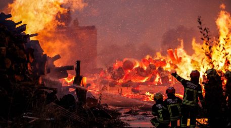 La ola de incendios que atraviesa España en 2025 ha dejado hasta el momento 396 mil 811 hectáreas devastadas y continúa este miércoles con al menos veinte focos de gran intensidad aún activos. EFE / P. Sarmento