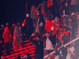 El partido, que se jugaba en el Estadio Libertadores de América, en el sur de Buenos Aires, fue cancelado luego de violentos enfrentamientos entre aficionados. EFE / J. I. Roncoroni
