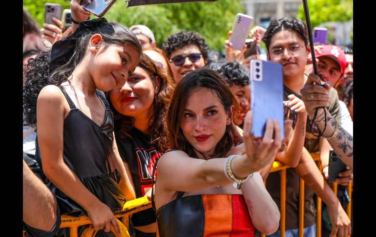 Las cantantes arribaron en camionetas blancas y subieron al escenario, diseñado como un pastel de tres niveles. EL INFORMADOR/A.NAVARRO