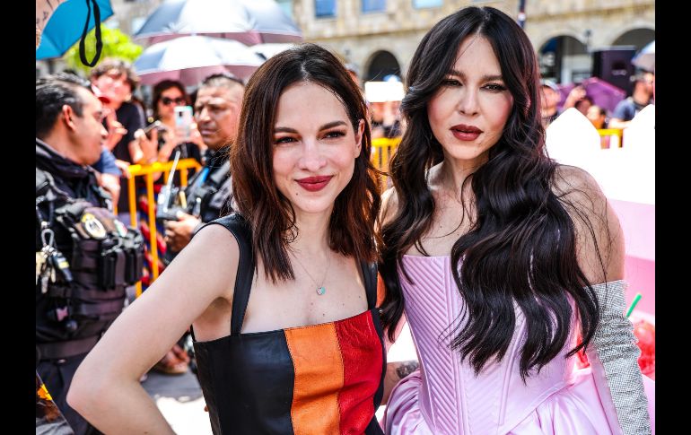 Las cantantes arribaron en camionetas blancas y subieron al escenario, diseñado como un pastel de tres niveles. EL INFORMADOR/A.NAVARRO