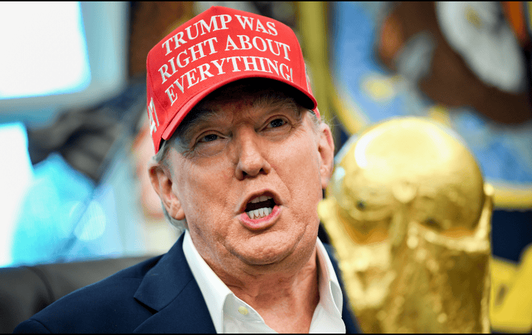 El presidente de Estados Unidos, Donald Trump, anunció la sede del sorteo de la fase de grupos del Mundial de Futbol 2026. EFE / A. Gordon