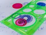 El espirógrafo era un juguete educativo que servía para crear figuras geométricas y mandalas con ayuda de plantillas y engranes. ESPECIAL / CANVA
