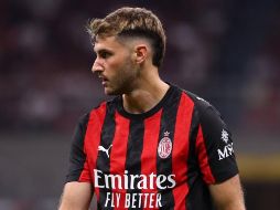 Santiago Giménez disputó los 90 minutos en la derrota de su equipo, aunque el gol se le negó para cambiar el rumbo del encuentro. X/ @acmilan.