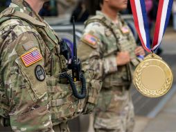 Las medallas son de bronce y muestran en el anverso una espada romana envainada sobre una placa, con la inscripción: 