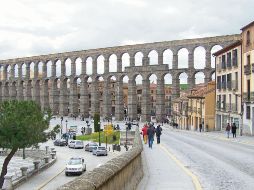 Acueducto romano del siglo II. Ubicado en Segovia. Quien maltrate este sitio será multado con sanciones de entre 750 y tres mil euros. ESPECIAL