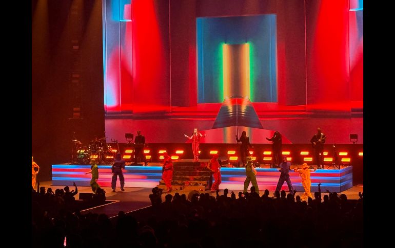 La conexión con los asistentes fue constante, especialmente con la comunidad LGBTIQ+, que se hizo notar entre vestuarios brillantes, abrigos de colores y caracterizaciones inspiradas en la propia Kylie. EL INFORMADOR / H. Navarro