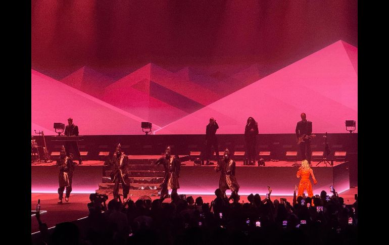 La conexión con los asistentes fue constante, especialmente con la comunidad LGBTIQ+, que se hizo notar entre vestuarios brillantes, abrigos de colores y caracterizaciones inspiradas en la propia Kylie. EL INFORMADOR / H. Navarro