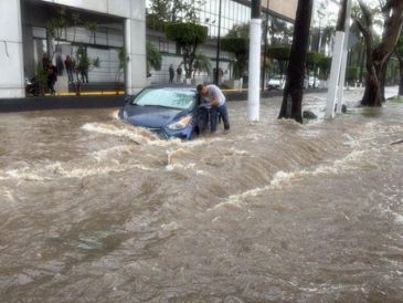 La lluvia de esta mañana y tarde en la Zona Metropolitana de Guadalajara ha ocasionado caos vehicular, carros varados e inundaciones en avenidas y pasos a desnivel. ESPECIAL.