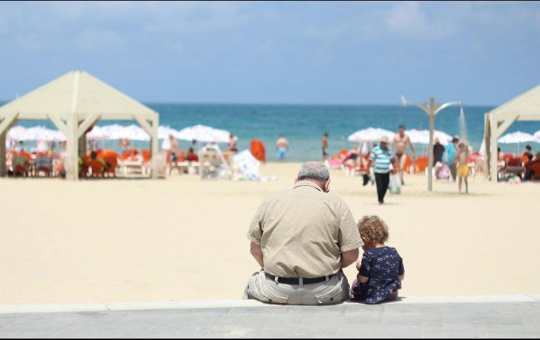 Aquí te dejamos algunas de las mejores frases para alegrarles el día a tus abuelos. UNSPLASH.