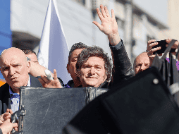 Javier Milei  durante un acto de campaña electoral antes de haber sido evacuado debido a manifestaciones violentas. EFE / Juan Ignacio Roncoroni
