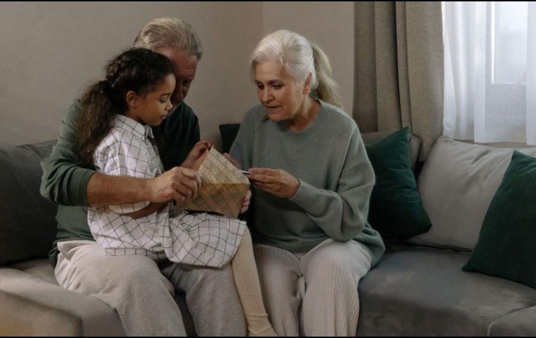 Descubre los mejores y más originales regalos para tus abuelos este Día del Abuelo. Canva