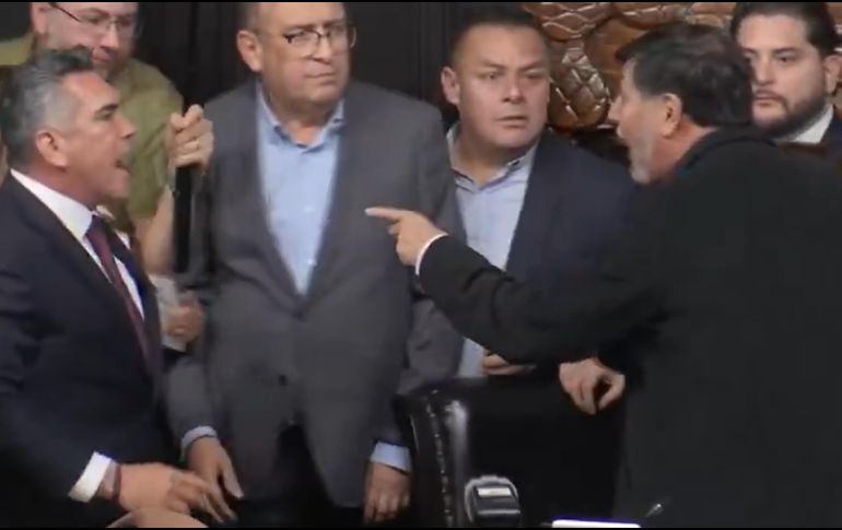 En medio de los reclamos, el dirigente del PRI empujó a Fernández Noroña y le lanzó un manotazo al cuello, mientras éste intentaba evadir la agresión con empujones. ESPECIAL