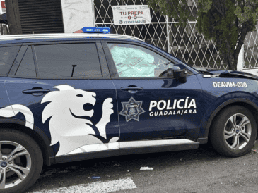 Tras el percance, tanto el oficial conductor de la unidad policial como el conductor del Nissan Tida quedaron en calidad de retenidos mientras se realiza el deslinde de responsabilidades. CORTESÍA