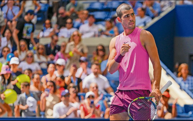 Carlos Alcaraz tuvo un ligero susto con una rodilla, pero no pasó a mayores. AP