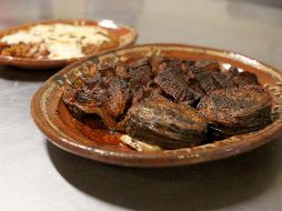 El secreto de su sabor está en el adobo: una salsa espesa y llena de especias que se prepara con chiles secos, ajo, cebolla, laurel, clavo, comino y orégano, entre otros ingredientes. EL INFORMADOR / ARCHIVO