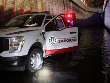Uno de los puntos afectados por la lluvia de anoche fue el paso a desnivel de Periférico y Mariano Otero. ESPECIAL/Unidad Municipal de Protección Civil y Bomberos de Zapopan