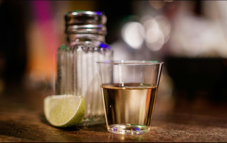 Desde clásicos refrescantes hasta cócteles innovadores, conocer las mejores bebidas con tequila te permitirá brindar con estilo y sabor durante las festividades. Unsplash