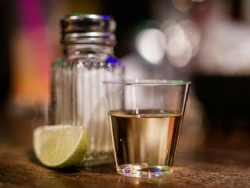 Desde clásicos refrescantes hasta cócteles innovadores, conocer las mejores bebidas con tequila te permitirá brindar con estilo y sabor durante las festividades. Unsplash