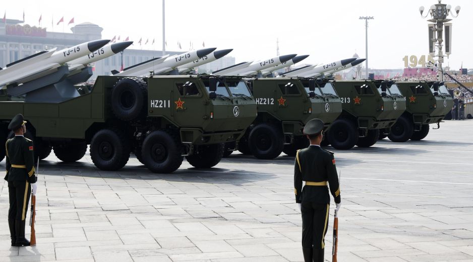 Vehículos blindados portan misiles hipersónicos YJ-15 en el desfile conmemorativo del 80 aniversario del fin de la Segunda Guerra Mundial. EFE/A. Martínez