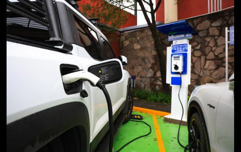 AKRON EV ofrece dos tipos de recarga: La carga semi rápida en centros comerciales y clubes deportivos, y las cargas ultra rápidas que se instalarán en las estaciones de servicio y corredores carreteros. GENTE BIEN JALISCO / Revista del 5 de septiembre 2025