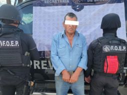 Javier 'N' estaba aparentemente escondido entre la maleza cuando los uniformados lo detectaron. ESPECIAL/Secretaría de Seguridad Jalisco