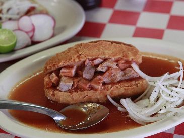 Los ingredientes básicos para elaborar este platillo incluyen el birote salado, carnitas, jitomate, cebolla, limón y frijoles. EL INFORMADOR/ARCHIVO