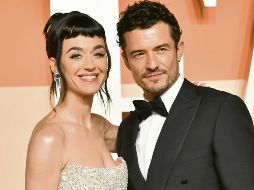 Katy Perry posa junto a Orlando Bloom durante la fiesta de los Oscar de Vanity Fair, en California, el 2 de marzo de 2025. AP