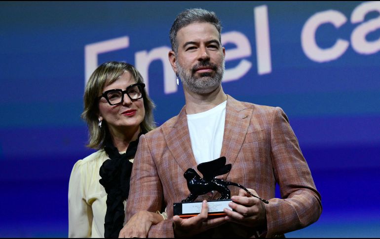 David Pablos posa con el Premio Orizzonti a la Mejor Película que recibió por 
