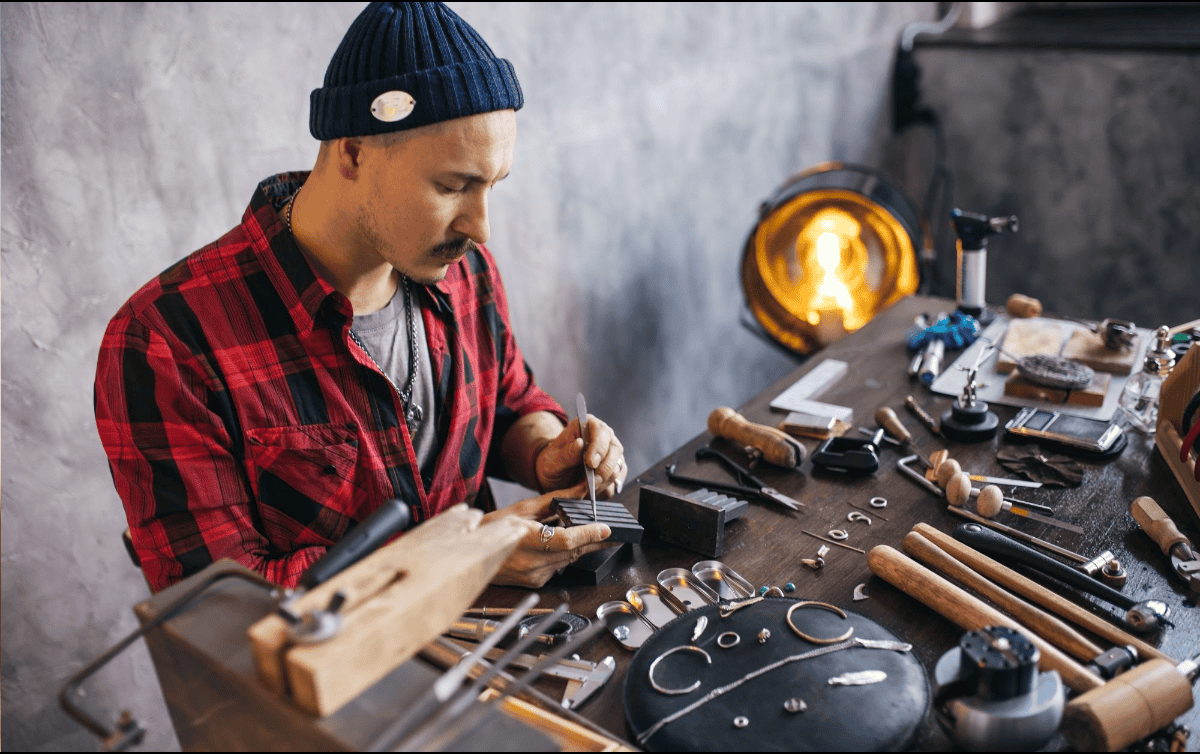 Mantener tus joyas de plata brillantes no requiere grandes inversiones, solo constancia y cuidado.  CANVA