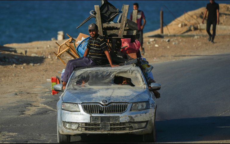 Ciudadanos palestinos se alejan de la zona en conflicto. AP/J. Alshrafi