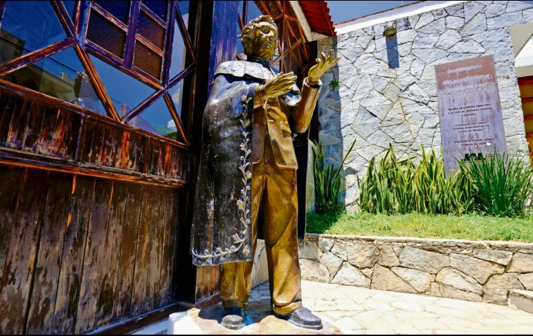 Con lecturas frente a la escultura de Arreola, cierra el ciclo 2025 de Rutas Literarias. CORTESÍA