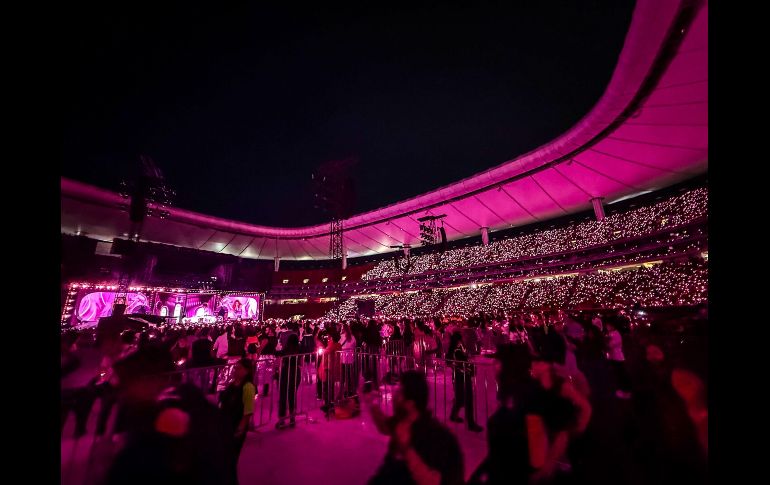 La gente participó en el show coreando, bailando, gritando e iluminando el Estadio AKRON. EL INFORMADOR • A. NAVARRO.